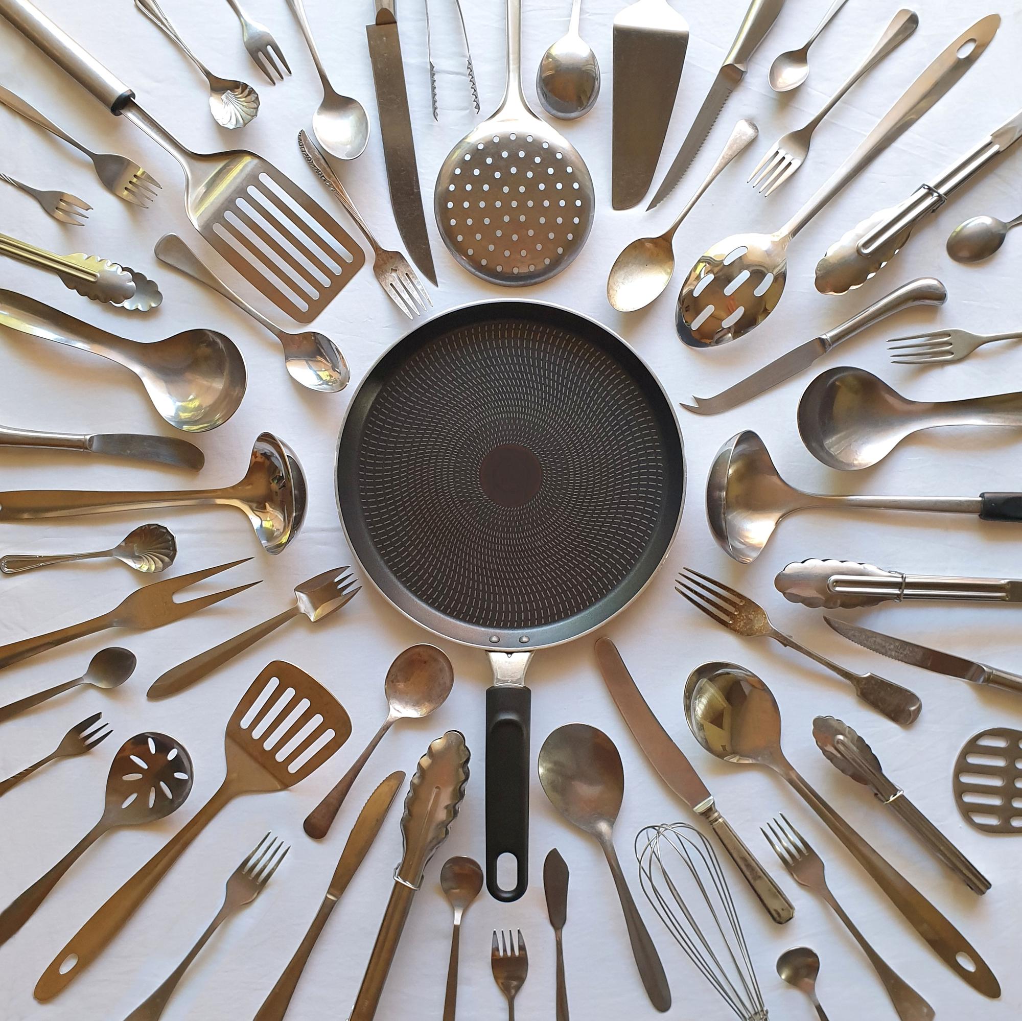 Farklı kurs paketlerini simgeleyen mutfak araçları